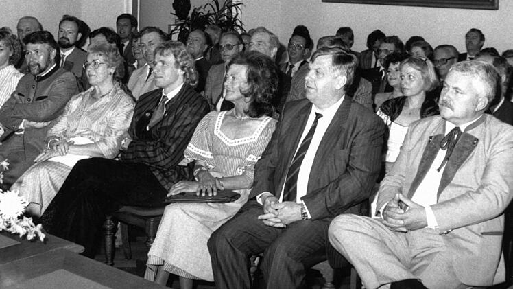 Die Kulmbacher wussten schon immer, was sie an Thomas Gottschalk haben. 1987 bekam er die Stadtmedaille. Erste Reihe, von rechts: Landtagsabgeordneter Dieter Heckel, Landrat Herbert Hofmann (†), OB-Gattin Annemarie Stammberger (†) und Thomas Gottschalk. Foto: Bayerische Rundschau