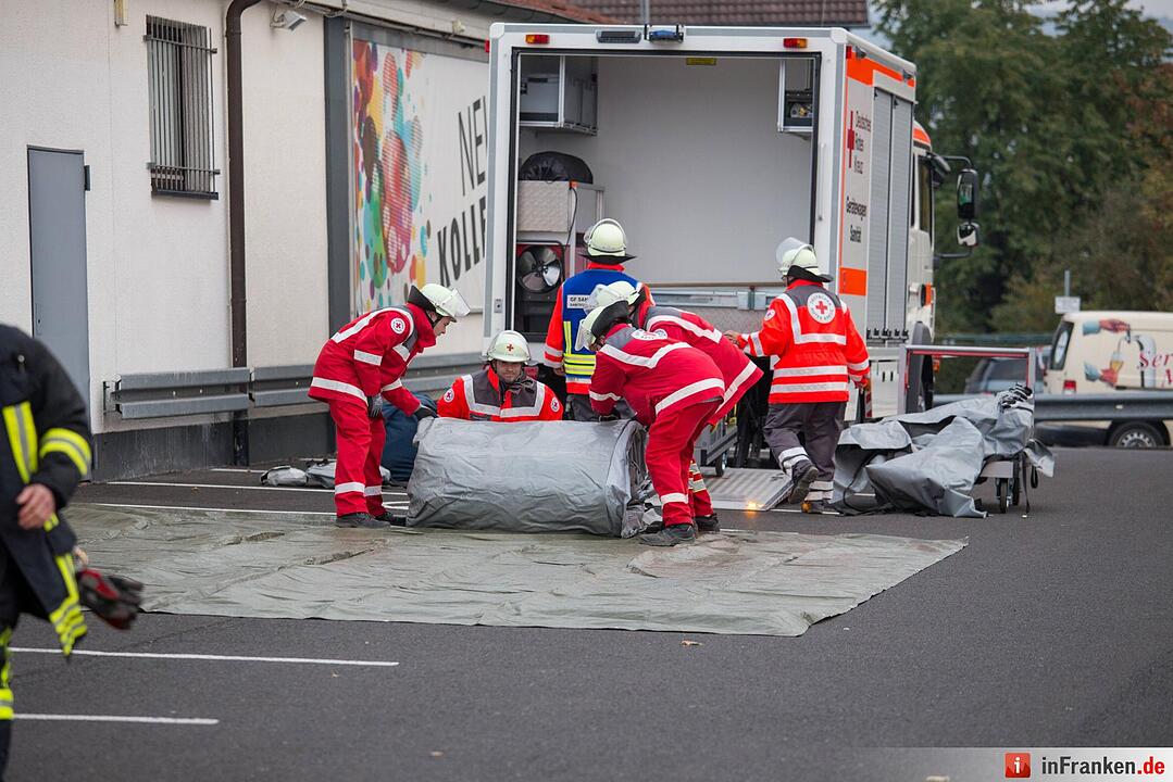 Lkw kracht in Autohaus bei Meiningen - 1 Toter und mehrere Verletzte