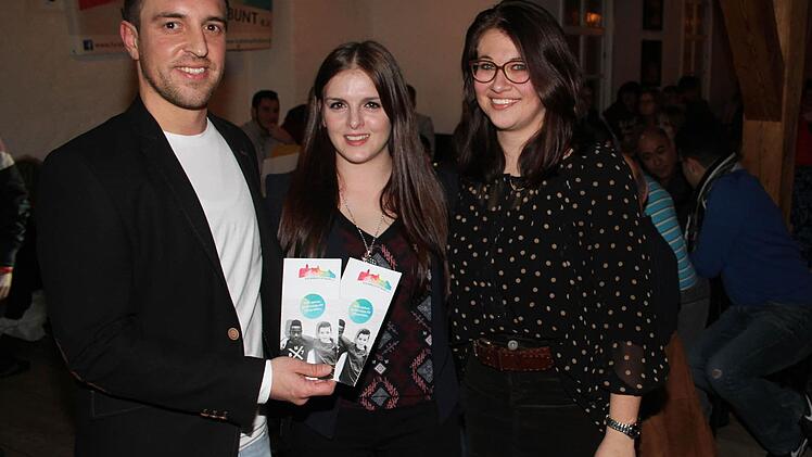 Der Vorsitzende von "Kulmbach ist bunt" Sertan Polat, Luisa Popp, die sich für Sprachkurse interessiert und Julia Brückner, die auch beim BRK die Asylbewerbernotunterkunft betreut, freuten sich über den großen Ansturm und ermunterten alle, die Lust auf Engagement haben, einfach mitzumachen. Foto: Saonja Adam