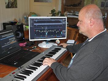 Das Tonstudio passt daheim auf einen Tisch: Roland Schaller befasst sich seit zwei Jahren intensiv mit den Möglichkeiten, die die digitale Aufnahmetechnik bietet. Mit deren Hilfe hat er seine Instrumental-CD "Klarinettenträume" komplett in Eigenregie arrangiert. Fotos: Jochen Nützel
