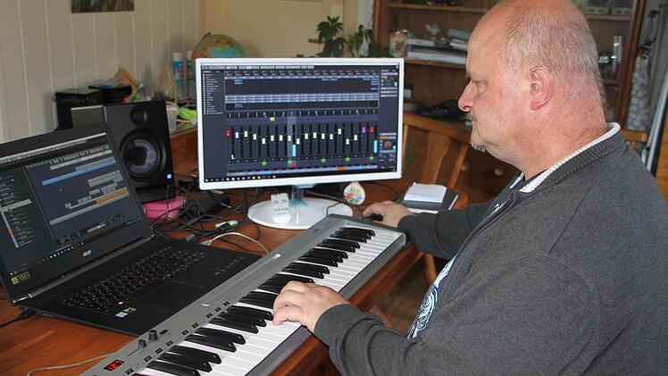 Das Tonstudio passt daheim auf einen Tisch: Roland Schaller befasst sich seit zwei Jahren intensiv mit den Möglichkeiten, die die digitale Aufnahmetechnik bietet. Mit deren Hilfe hat er seine Instrumental-CD "Klarinettenträume" komplett in Eigenregie arrangiert. Fotos: Jochen Nützel