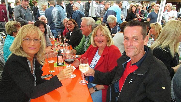 Gäste aus Amerika beim Hammelburger Weinfest. Die beiden Hammelburger Elke und Uwe Müller auf Heimaturlaub. Foto: Winfried Ehling