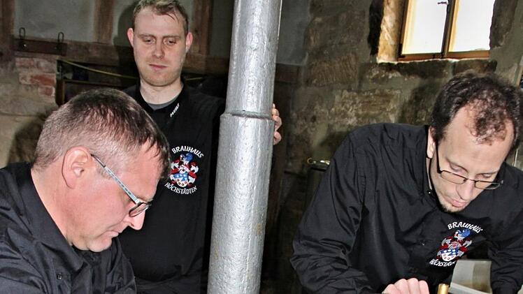 Bier des 50isgten Suds, mittlerweile wurden etwa 15.000 Liter gebraut, zapften (von links): Jochen Zürl, Manuel Fischer und Heiko Güßbacher im Brauhaus Höchstädten.