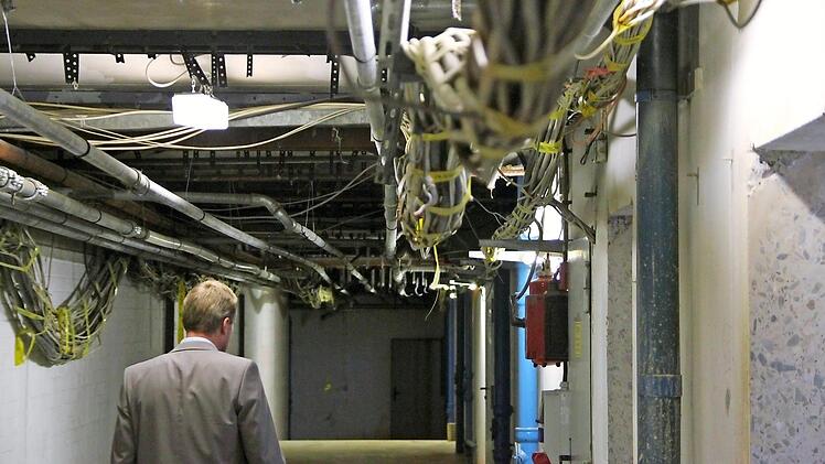 Im Keller der Berufsschule in Haßfurt wird derzeit die Haustechnik erneuert. Im Bild: stellvertretender Schulleiter Jochen Brüggemann.
