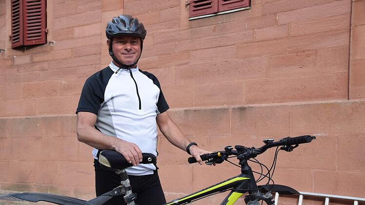 Pfarrer Mariusz Dolny  ist ein leidenschaftlicher Radfahrer.  Ausgestattet mit Helm und im Sportoutfit, kann er so am besten abschalten. Heidi Vogel