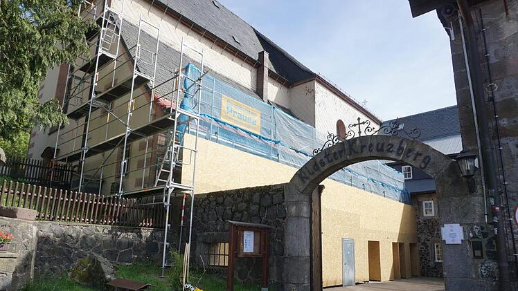 Die großräumige Verschalung im Innenhof des Klosters Kreuzberg schützt die Gäste.