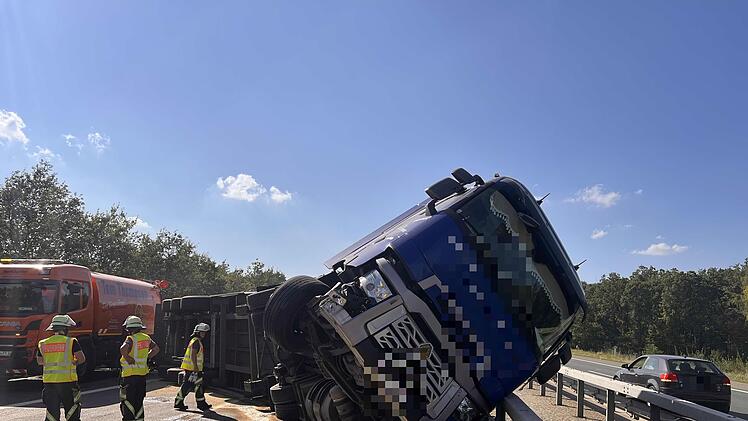 Mit 20 Tonnen Fließen beladen: Laster kippt auf Autobahn um