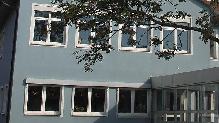 Die Volksschule Hellmitzheimer Bucht in Markt Einersheim. Foto: Riegler
