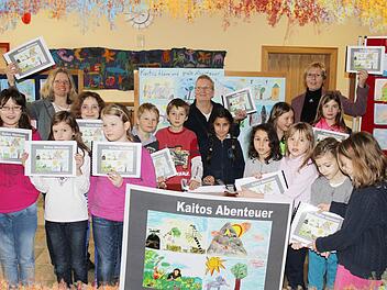 Die Viertklässler aus Langensendelbach sind stolz auf ihr Geschichtenbuch. Foto: fra-press
