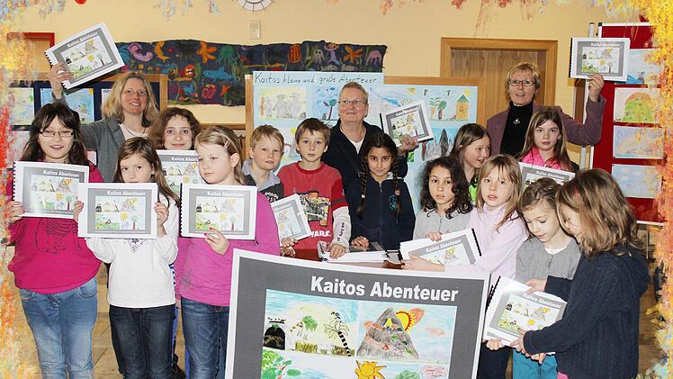 Die Viertklässler aus Langensendelbach sind stolz auf ihr Geschichtenbuch. Foto: fra-press