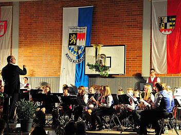 Klassisch und modern, bekannt und unbekannt: Der Musikverein Thurnau mit Dirigent Heimo Bierwirth begeisterte einmal mehr sein Publikum beim Herbstkonzert in der Grundschule. Fotos: Stephan Herberrt Fuchs