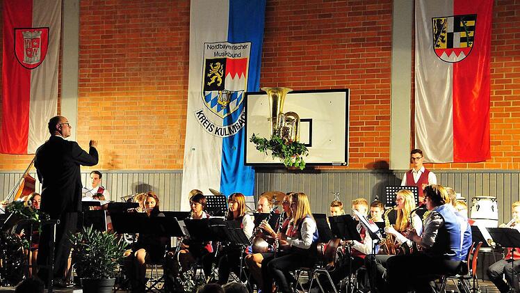 Klassisch und modern, bekannt und unbekannt: Der Musikverein Thurnau mit Dirigent Heimo Bierwirth begeisterte einmal mehr sein Publikum beim Herbstkonzert in der Grundschule. Fotos: Stephan Herberrt Fuchs