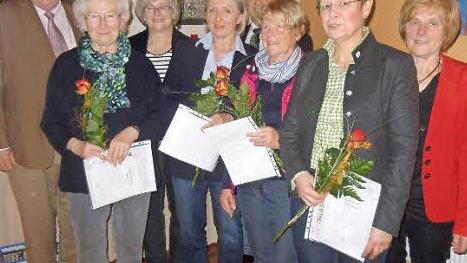 Die geehrten Mitglieder (von links): Bürgermeister Dieter Adam, Elfriede Ramming, Sieglinde Escher, Margit Roder, Kreisvorsitzender Günter Reif, Angelika Popp, Birgit Kaiser und Vorsitzende Ilse Hafner.