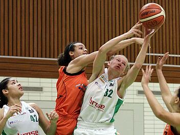 Mit viel Einsatz sichert Ieva Jansone (r.), die mit 17 Punkten Topwerferin der Bambergerinnen war, einen ihrer zw&ouml;lf Rebounds gegen Chelsea Small. Links beobachte Miranda Cantrell die Aktion. Fotos: sportpress