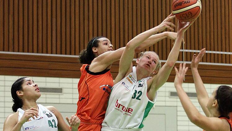 Mit viel Einsatz sichert Ieva Jansone (r.), die mit 17 Punkten Topwerferin der Bambergerinnen war, einen ihrer zw&ouml;lf Rebounds gegen Chelsea Small. Links beobachte Miranda Cantrell die Aktion. Fotos: sportpress