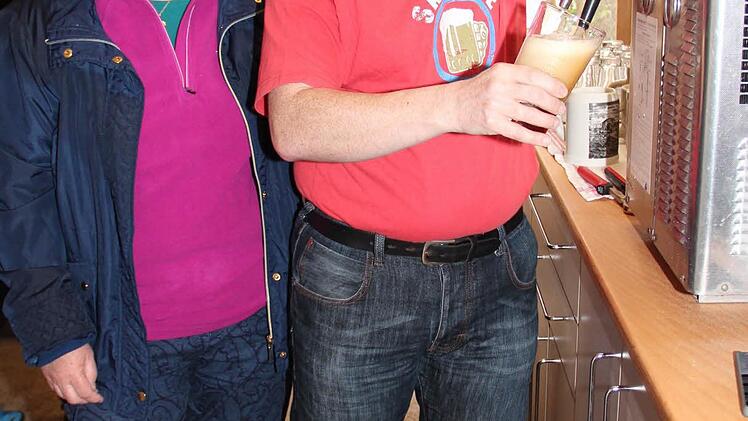 Caroline und Iain Price - Iain zapft das irische Bier an Foto: Johann Blum