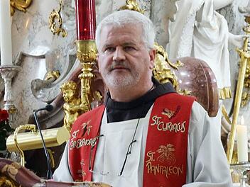 Pater Christoph am Sonntag bei der Andacht zur Fahrzeugweihe in der Basilika Foto: Andreas Welz
