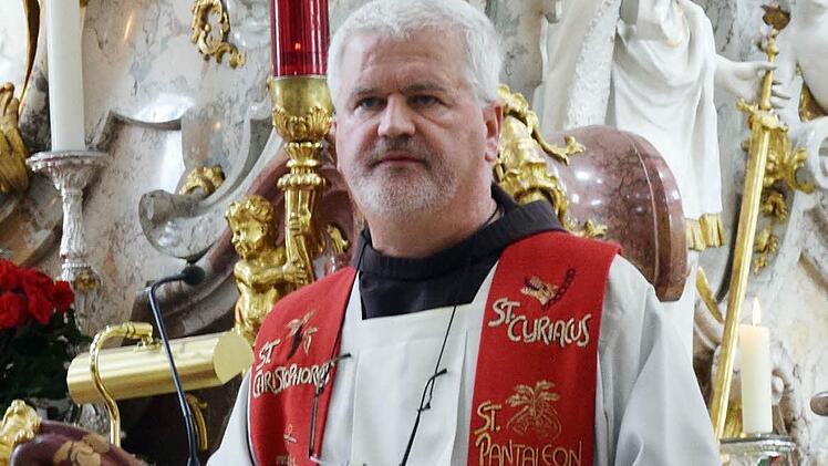 Pater Christoph am Sonntag bei der Andacht zur Fahrzeugweihe in der Basilika Foto: Andreas Welz
