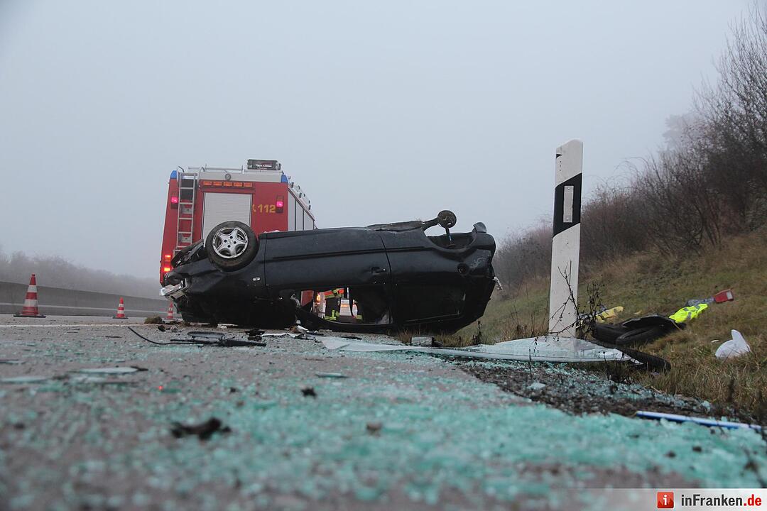 Pkw überschlägt sich auf der A71 - Zwei Personen schwer verletzt
