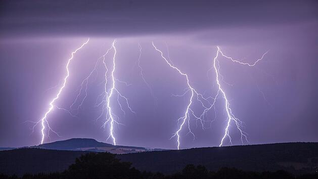 Am Donnerstagabend kann es in Teilen Frankens ungem&uuml;tlich werden: Der Deutsche Wetterdienst (DWD) sagt f&uuml;r die Landkreise Kitzingen, Bayreuth, Forchheim und W&uuml;rzburg starke Gewitter voraus. Symbolbild: NEWS5 / Goppelt