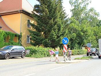 Dass die Schulkinder an der Anton-Wölker-Schule in Etzelskirchen von den Autofahrern über die Straße gelassen werden, kommt nicht immer vor. Foto: Franziska Rieger