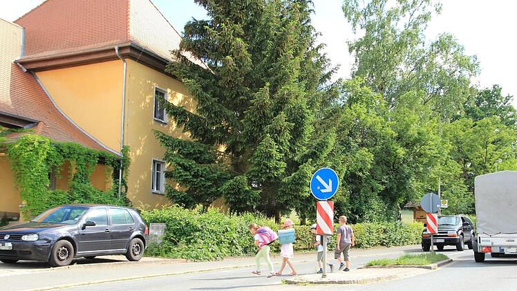 Dass die Schulkinder an der Anton-Wölker-Schule in Etzelskirchen von den Autofahrern über die Straße gelassen werden, kommt nicht immer vor. Foto: Franziska Rieger