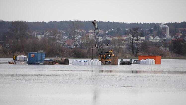Land unter, aber alles gesichert. Auf der Baustelle in den Aischwiesen ruhen vorübergehend die Arbeiten. Hier werden Wasserleitungsrohre und Stromkabel für einen neuen Trinkwasserbrunnen im Aischtal verlegt.  Foto: Andreas Dorsch