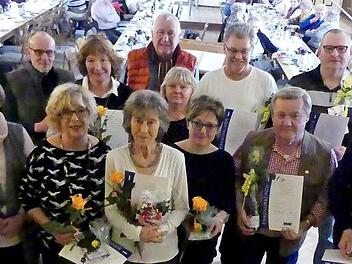 Ehrungen beim VdK-Ortsverband Harsdorf. Im Bild vorne (von links) stellvertretender Kreisvorsitzender Walter Herrmann, Gunda Ludwig, Karin Gräbner, Erika Worbs, Petra Konzek, Klaus Schroth, Rudolf Eisenschink und Vorsitzender Alfred Baumgärtner; dahinter (von links) Bürgermeister Günther Hübner, Zweiter Bürgermeister Albert Kolb (Trebgast), Manfred Lutz, Maria Stenglein, Bernt Pingel, Monika Kuhmann, Hans-Ulrich Ultsch, Reinhold Kolb, Harald Röder.  Foto: Dieter Hübner