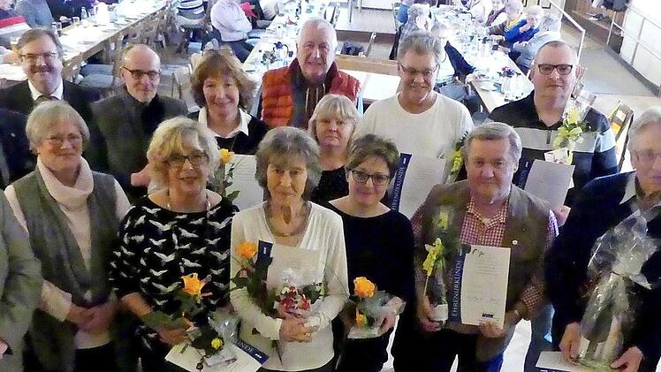 Ehrungen beim VdK-Ortsverband Harsdorf. Im Bild vorne (von links) stellvertretender Kreisvorsitzender Walter Herrmann, Gunda Ludwig, Karin Gräbner, Erika Worbs, Petra Konzek, Klaus Schroth, Rudolf Eisenschink und Vorsitzender Alfred Baumgärtner; dahinter (von links) Bürgermeister Günther Hübner, Zweiter Bürgermeister Albert Kolb (Trebgast), Manfred Lutz, Maria Stenglein, Bernt Pingel, Monika Kuhmann, Hans-Ulrich Ultsch, Reinhold Kolb, Harald Röder.  Foto: Dieter Hübner