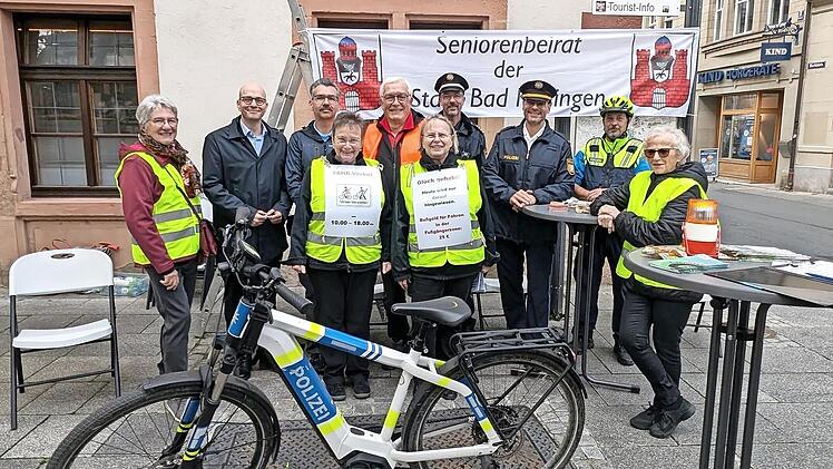 Das Foto zeigt (hinten von links): Oberbürgermeister Dirk Vogel, vom Ordnungsamt der Stadt Stefan Kiesel, Seniorenbeiratsvorsitzenden Hermann-Josef Dresbach, von der Polizei Jochen Emmerling, Polizeichef Christian Pörtner und Jens Lettmann sowie (...