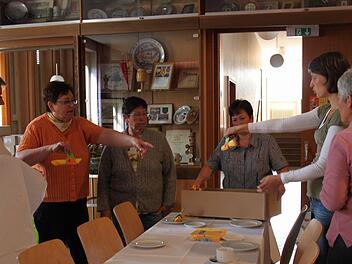 Am Montag werden die Tische gedeckt und geschmückt, damit am Dienstag beim Frauenfrühstück alles perfekt ist: Das Team - hier von links: Gabi Hoch, Helene Röder, Karin Kühe, Ute Kuhn, Anja Wilm und Elfriede Kleinhenz - besprechen sich.  Fotos: Martina Straub