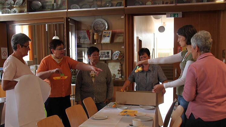 Am Montag werden die Tische gedeckt und geschmückt, damit am Dienstag beim Frauenfrühstück alles perfekt ist: Das Team - hier von links: Gabi Hoch, Helene Röder, Karin Kühe, Ute Kuhn, Anja Wilm und Elfriede Kleinhenz - besprechen sich.  Fotos: Martina Straub