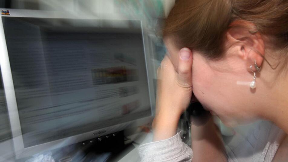 Die Belastung im Beruf hat zugenommen. Damit Arbeitnehmer nicht dauerhaft krank werden, müssen sie sich auch selbst ganz bewusst Grenzen setzen. Foto: Jens Schierenbeck/dpa