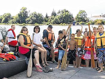 Spaß und Abkühlung mit Schlauch- und Motorboot