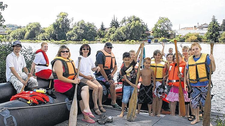 Spaß und Abkühlung mit Schlauch- und Motorboot