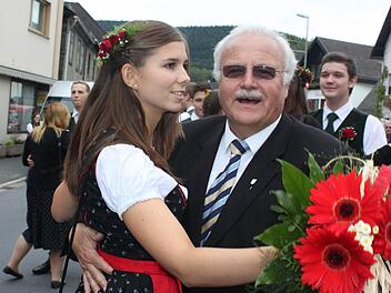 Auch Pfarrer Albrecht Bischoff schwang das Tanzbein. Mit im Bild: ein Ludschter Zechmadla.Foto: Veronika Schadeck