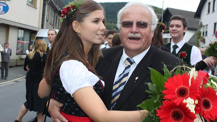 Auch Pfarrer Albrecht Bischoff schwang das Tanzbein. Mit im Bild: ein Ludschter Zechmadla.Foto: Veronika Schadeck
