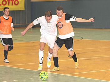 Der Bayerische Fußballverband liebäugelt mit einer Futsal-Bezirksliga in der Winterpause. Im Bild eine Spielszene von der als Futsal-Turnier ausgetragenen Hallenkreismeisterschaft in Eltmann zwischen dem FC Sand (rechts Andre Schmitt) und Geesdorf (am Ball Christopher Meyer).
