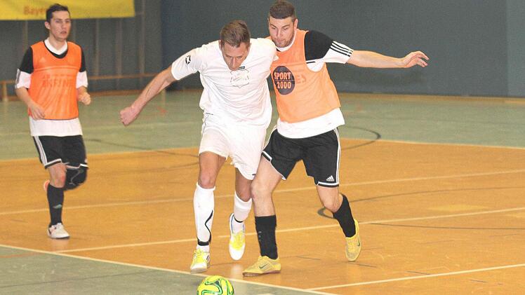 Der Bayerische Fußballverband liebäugelt mit einer Futsal-Bezirksliga in der Winterpause. Im Bild eine Spielszene von der als Futsal-Turnier ausgetragenen Hallenkreismeisterschaft in Eltmann zwischen dem FC Sand (rechts Andre Schmitt) und Geesdorf (am Ball Christopher Meyer).