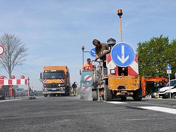 Mit Markierungsarbeiten ist am Mittwochnachmittag die Sanierung der Bundesstraße 303 bei Ebersdorf abgeschlossen worden. Foto: Berthold Köhler