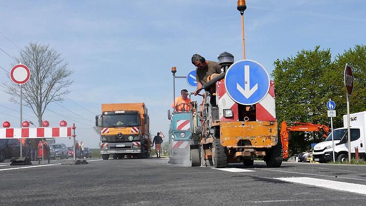 Mit Markierungsarbeiten ist am Mittwochnachmittag die Sanierung der Bundesstraße 303 bei Ebersdorf abgeschlossen worden. Foto: Berthold Köhler