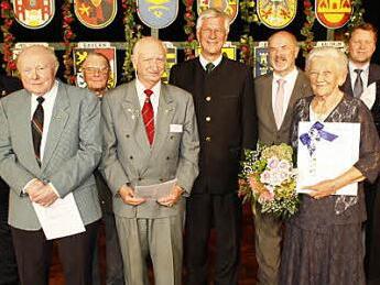 Ehrung langjähriger Vorstandsmitglieder der Landsmannschaft (v.l.): Kreisvorsitzender Manfred Jenke, Gottfried Hanke, Georg-Hans Forner, Erwin Schlendz, Landesvorsitzender Christian Knauer, MdL Jürgen W. Heike, Maria Römich, Frank Altrichter, Roman Seidl Foto: Lothar Weidner