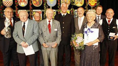 Ehrung langjähriger Vorstandsmitglieder der Landsmannschaft (v.l.): Kreisvorsitzender Manfred Jenke, Gottfried Hanke, Georg-Hans Forner, Erwin Schlendz, Landesvorsitzender Christian Knauer, MdL Jürgen W. Heike, Maria Römich, Frank Altrichter, Roman Seidl Foto: Lothar Weidner