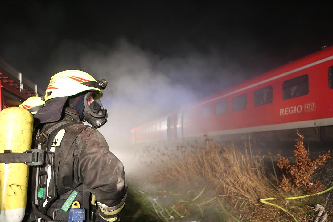 Personenzug rast in US-Militär-Schwertransporter