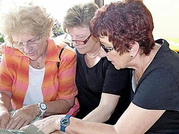 Die Spielerfrauen von damals interessierten sich f&uuml;r die Chronik, in der die Fu&szlig;ballk&uuml;nste ihrer M&auml;nner fest gehalten wurden. Von links Waltraud Luft, Karin Metzner und Monika Ro&szlig;meisl.