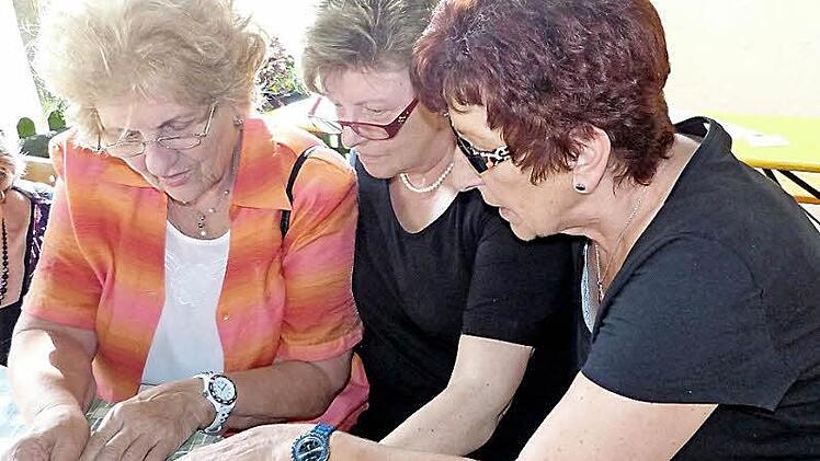 Die Spielerfrauen von damals interessierten sich f&uuml;r die Chronik, in der die Fu&szlig;ballk&uuml;nste ihrer M&auml;nner fest gehalten wurden. Von links Waltraud Luft, Karin Metzner und Monika Ro&szlig;meisl.