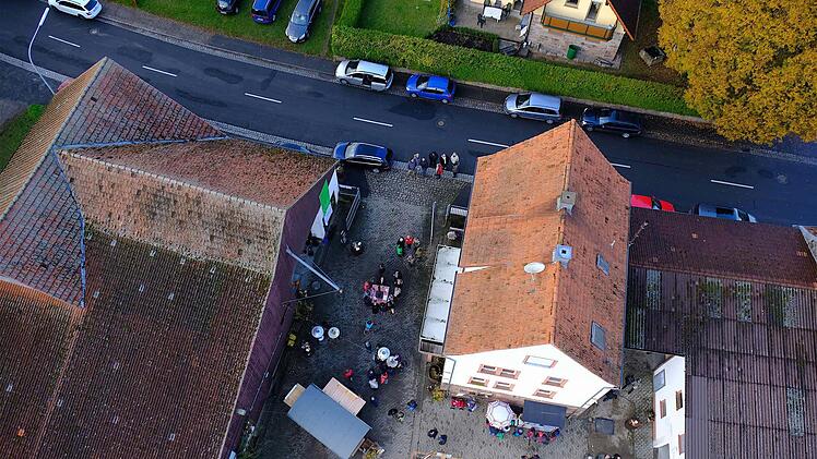 Die Tage der Edlen Brände haben am Wochenende Schnaps-Liebhaber nach Wartmannsroth gelockt. Brenner präsentieren sich und ihre Höfe. Besucher können Produkte verkosten und hinter die Kulissen der Betriebe blicken. Foto: Gerd Schaar