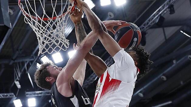 Es war ein z&auml;hes Ringen zwischen Nicolo Melli (l.) und Khem Birch, der am Ende Olympiakos Pir&auml;us den Heimsieg sicherte. Foto: Daniel L&ouml;b