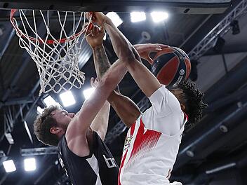 Es war ein zähes Ringen zwischen Nicolo Melli (l.) und Khem Birch, der am Ende Olympiakos Piräus den Heimsieg sicherte. Foto: Daniel Löb