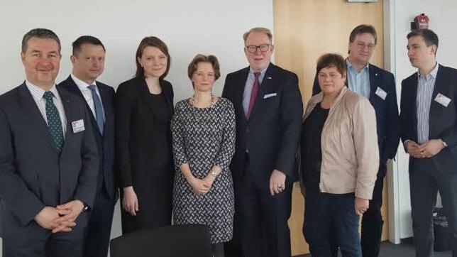 Hans Michelbach (Fünfter von links) mit (von rechts) MdB Stephan Kühn, MdB Ralph Lenkert, MdB Carola Stauche, Birgit Bohle (Deutsche Bahn), MdB Emmi Zeulner, MdB Dieter Stier und MdB Albert Weiler (alle Abgeordnete: CSU/CDU). Foto: Abgeordnetenbüro Zeulner